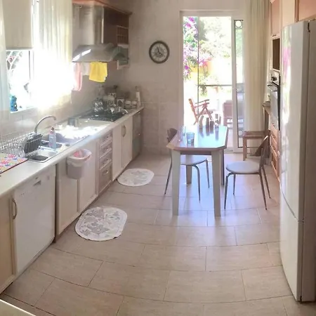 Βίλα 3 Minutes To Sea&Beach, Large Garden Lux Villa Αττάλεια